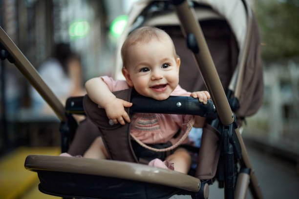 bebe sonriendo carrito